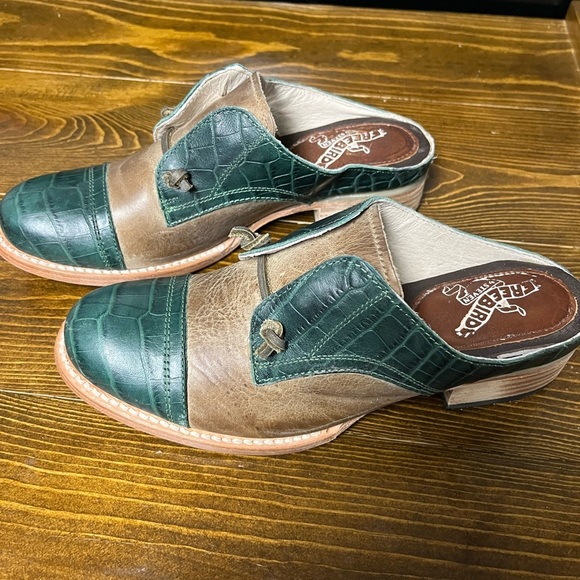 FREEBIRD WOMENS ALL LEATHER UPPER AND SOLE SLIP ON SHOES SIZE 7 - Picture 1 of 9